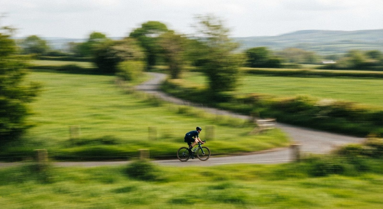 Ciclista pedalant per un camí de camp
