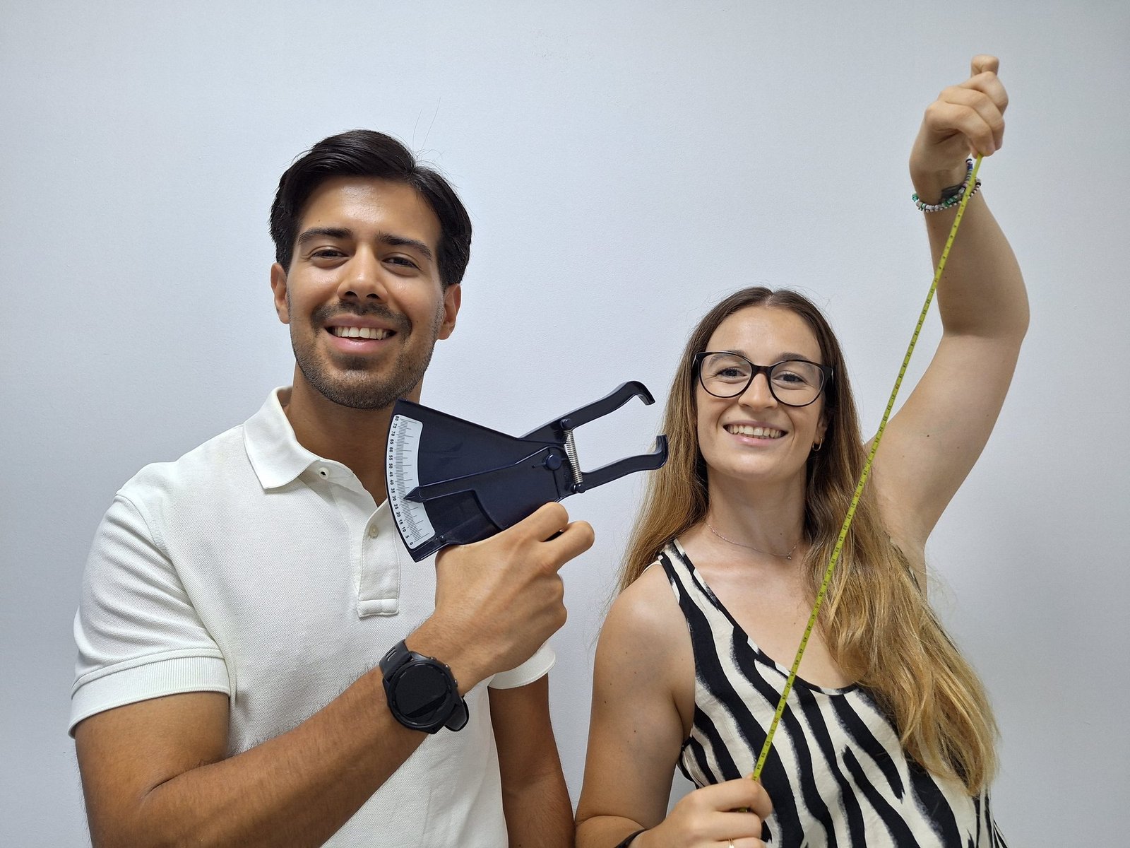 La Laia i el Kevin amb el plicòmetre i la cinta mètrica