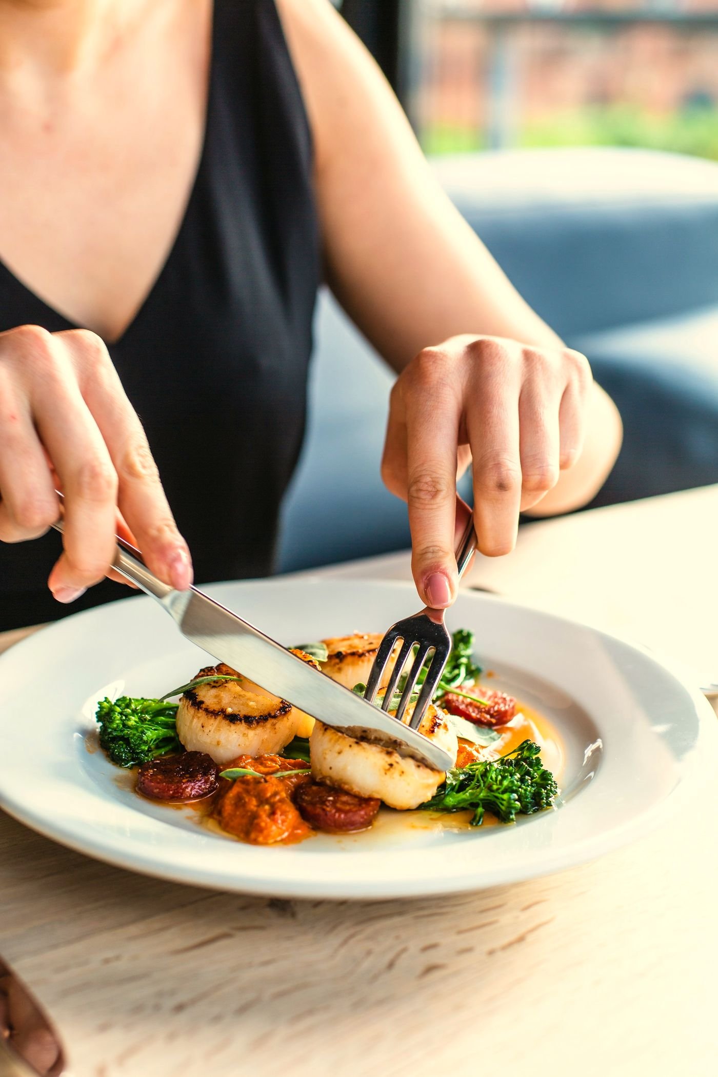 Una noia menjant un plat saludable