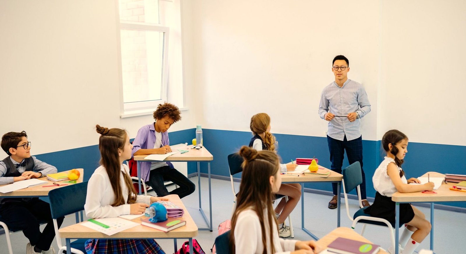 Alumnes en una aula amb la mestra